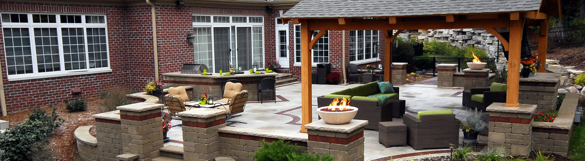 Outdoor Living / Patios / Landscaped Yards